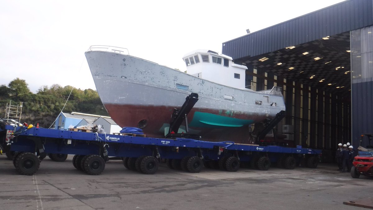 IPC_Concarneau's tweet photo. Manœuvre avec le nouveau chariot automoteur: l'Etoile Polaire dans le hangar #PNS 👏 à l'équipe #semcar #cabougeaconcarneaunaval https://t.co/ou3OEtQyTn