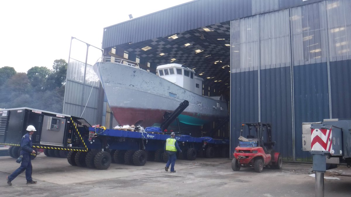 IPC_Concarneau's tweet photo. Manœuvre avec le nouveau chariot automoteur: l'Etoile Polaire dans le hangar #PNS 👏 à l'équipe #semcar #cabougeaconcarneaunaval https://t.co/ou3OEtQyTn