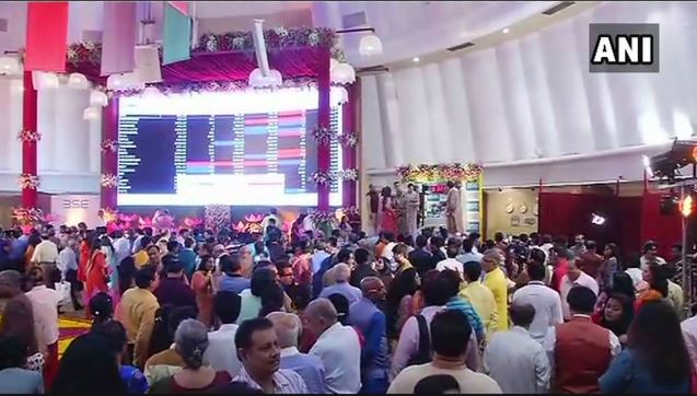 Muhurat trading: Sensex falls nearly 200 points, Nifty ends in red  dnai.in/f7fH https://t.co/j1VCFta442