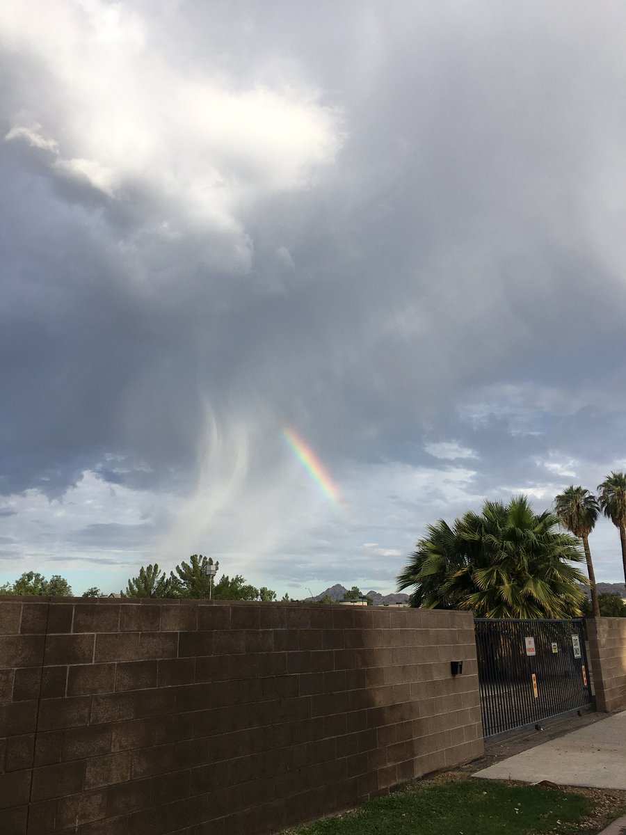 LiuZhongjing's tweet photo. 窩老剛才經歷了一次私人的神蹟，在突然出現的🌈下，立了一個只涉及私人的約，和另一個一個可以公開的約。後者向上帝承諾，定將消滅commie恢復諸夏。語畢，虹去日出。 https://t.co/O6gFzZmPiF
