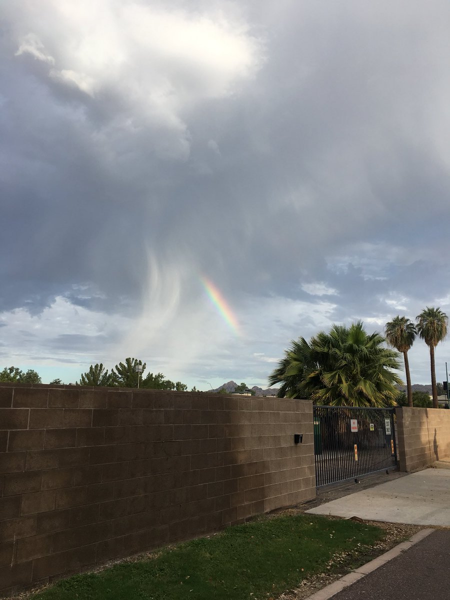 LiuZhongjing's tweet photo. 窩老剛才經歷了一次私人的神蹟，在突然出現的🌈下，立了一個只涉及私人的約，和另一個一個可以公開的約。後者向上帝承諾，定將消滅commie恢復諸夏。語畢，虹去日出。 https://t.co/O6gFzZmPiF