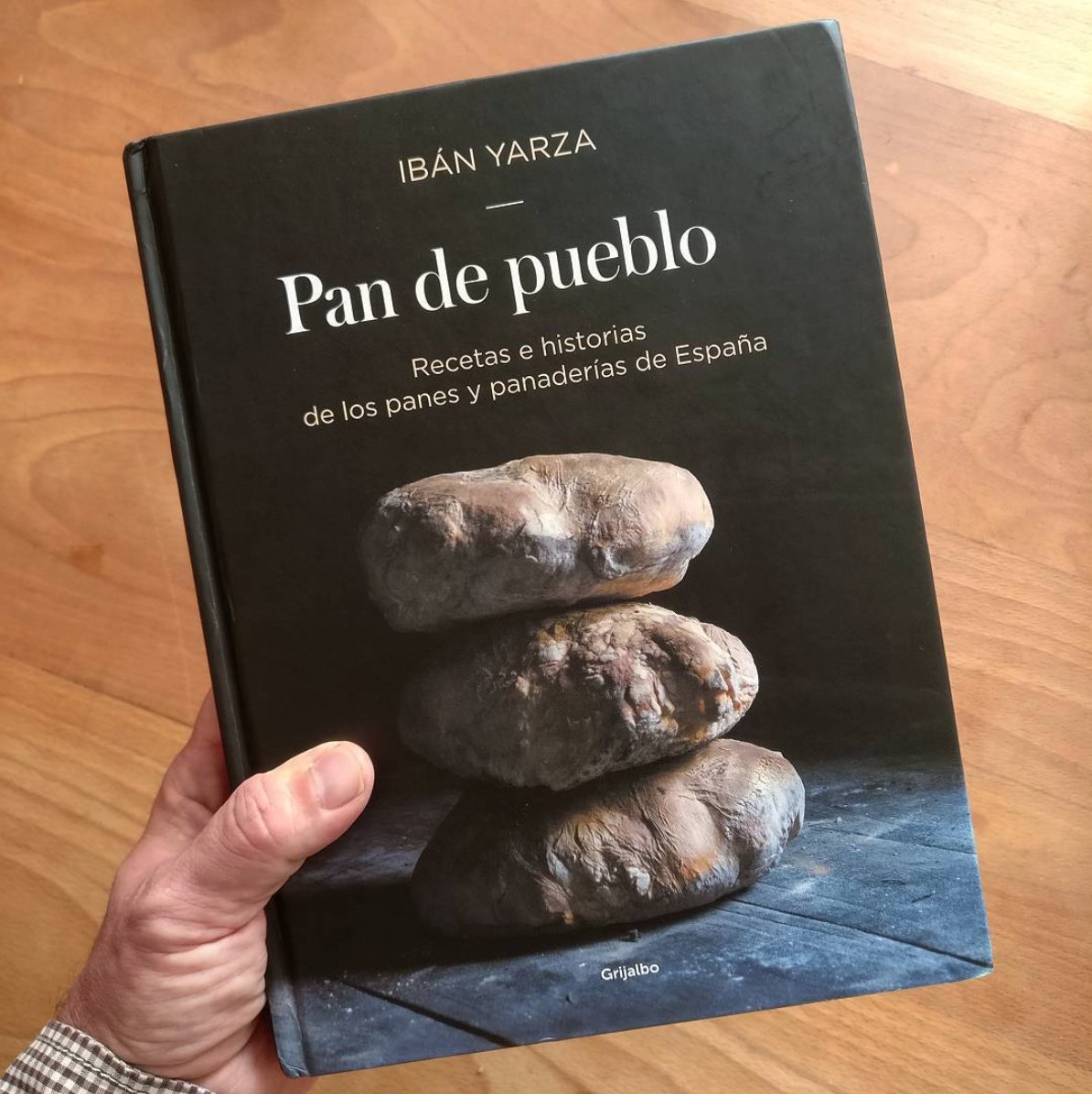 ibanyarza's tweet photo. Por fin lo tengo. Con gran emoción os presento «Pan de pueblo», 272 páginas que huelen a pan y suenan a...  https://t.co/LUov4XxBzO https://t.co/ZA5I99ZdYY