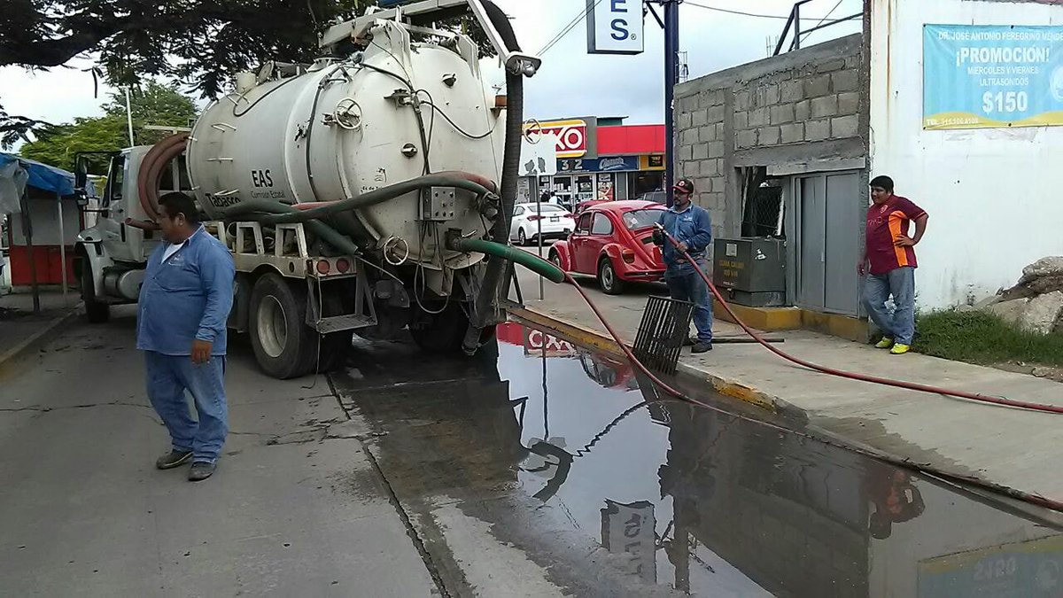 Actividades de desazolve de drenaje sanitario y pluvial realizado en la cabecera municipal de #Cunduacán. Evite tirar basura en las calles