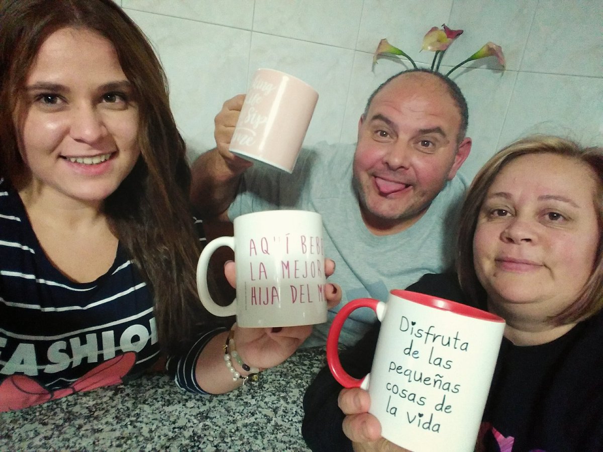 hermidiaz906's tweet photo. A familia Díaz quere ir o Land Rober. Brindamos por vós e polo voso programa. #LandRober100 https://t.co/uSe79dfYQ5