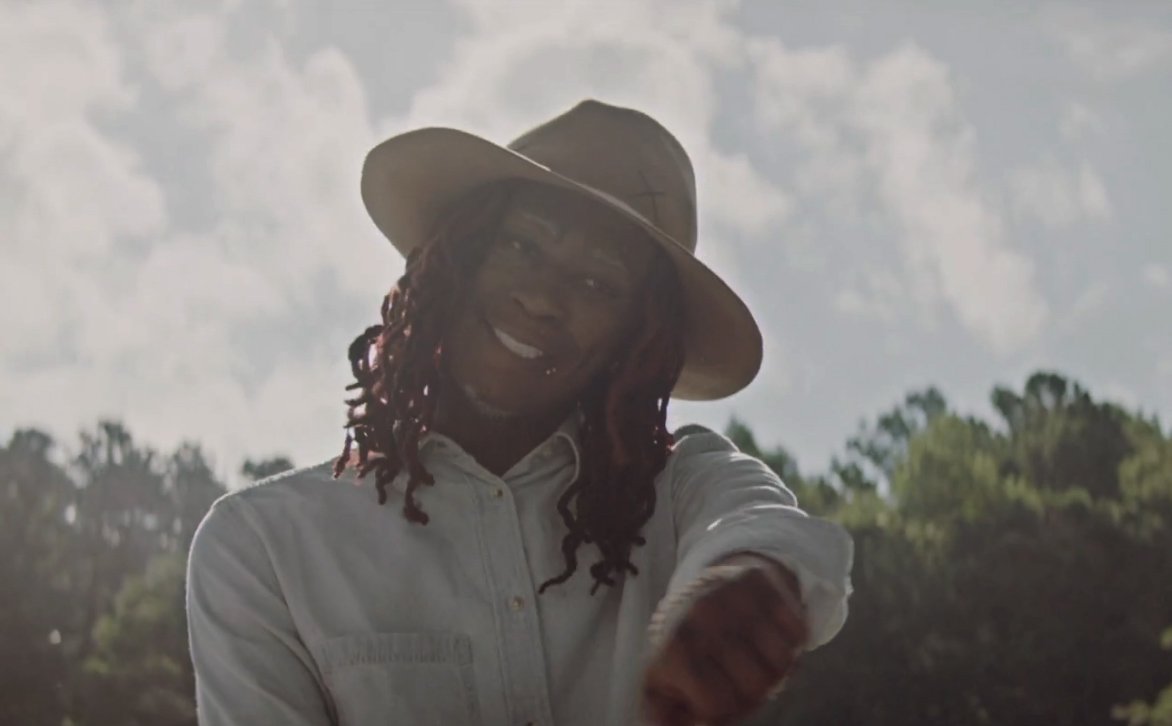 PigsAndPlans's tweet photo. Watch @YoungThug ride a horse and hang out at the barn in the new "Family Don't Matter" video: https://t.co/WpPb08QMG4 https://t.co/EIZ9TJeIq8