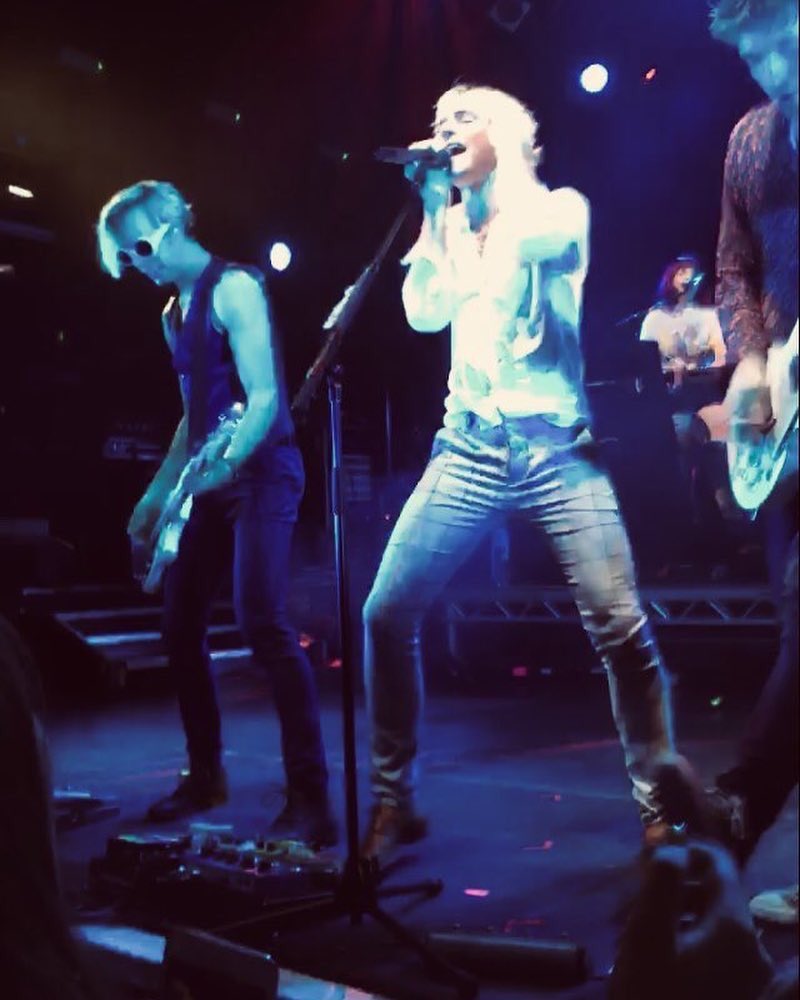 Saffy_R5's tweet photo. @rikerR5 dude check out my London concert pictures please missing you all so much https://t.co/jaCPKRI7M8