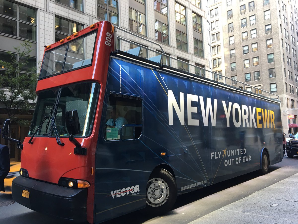 KineticOOH's tweet photo. The new @VectorMedia double decker stopped by our office today with @united creative! Look at those snazzy 💡! @mcgarrybowen #ContextHacker https://t.co/5x0PJbZvj4