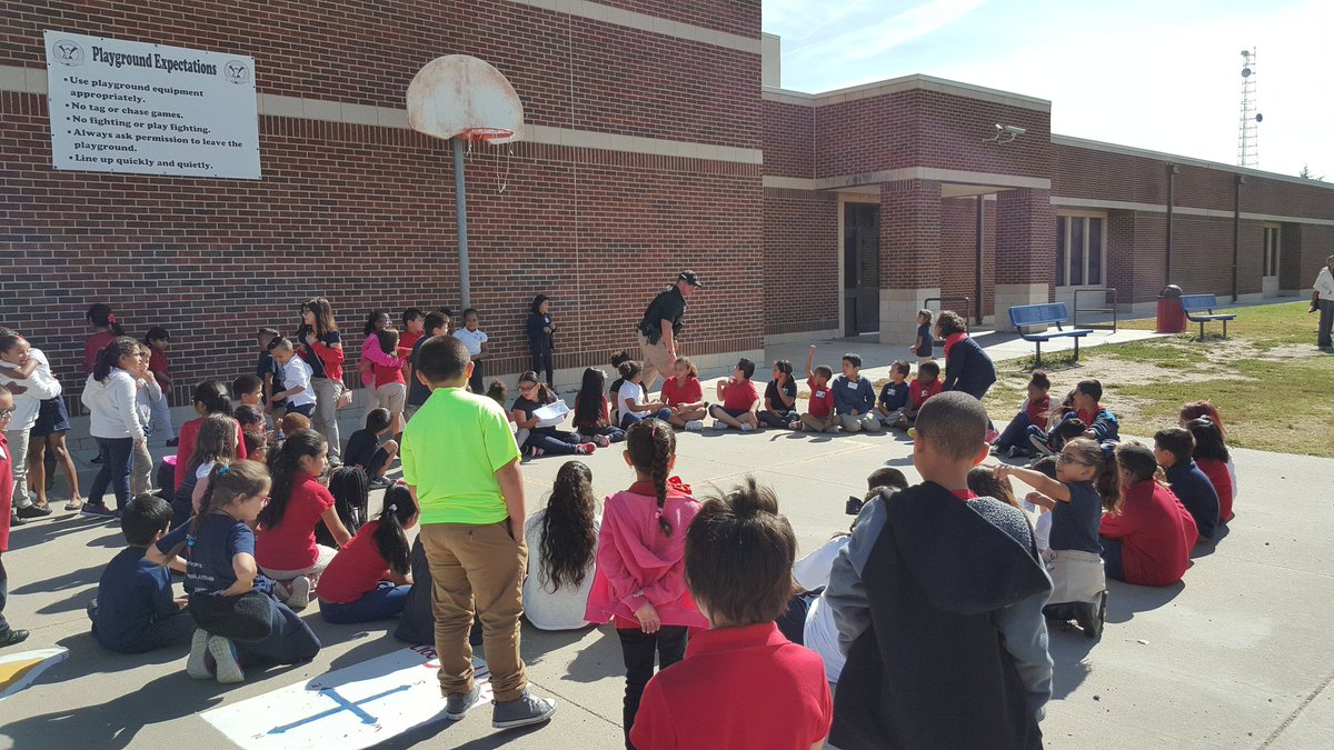 ParkPanthersWPS's tweet photo. We had some special visitors come to play at lunch recess today! #WPSProud https://t.co/wWwBpszRMW