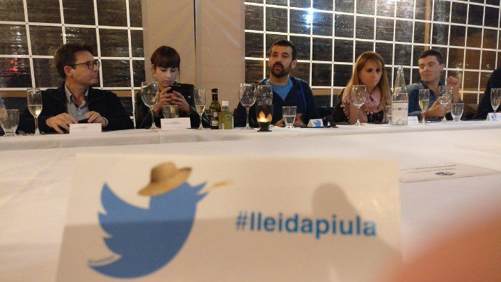 IsaAranjuez's tweet photo. —Soy español, a qué quieres que te gane? 
—Pues mira, en fosas comunes
@jordiborras

#lleidapiula #catalunyapiula https://t.co/ozK89bbQn7