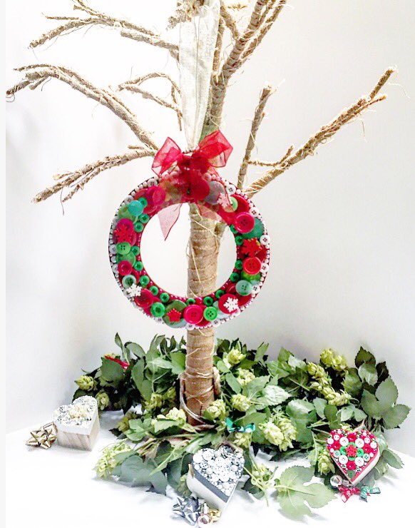 Love my new button wreaths, unique and reusable #ChristmasIsComing #HandmadeHour #craftbuzz #christmaswreath #christmasdesigns #buttonlove