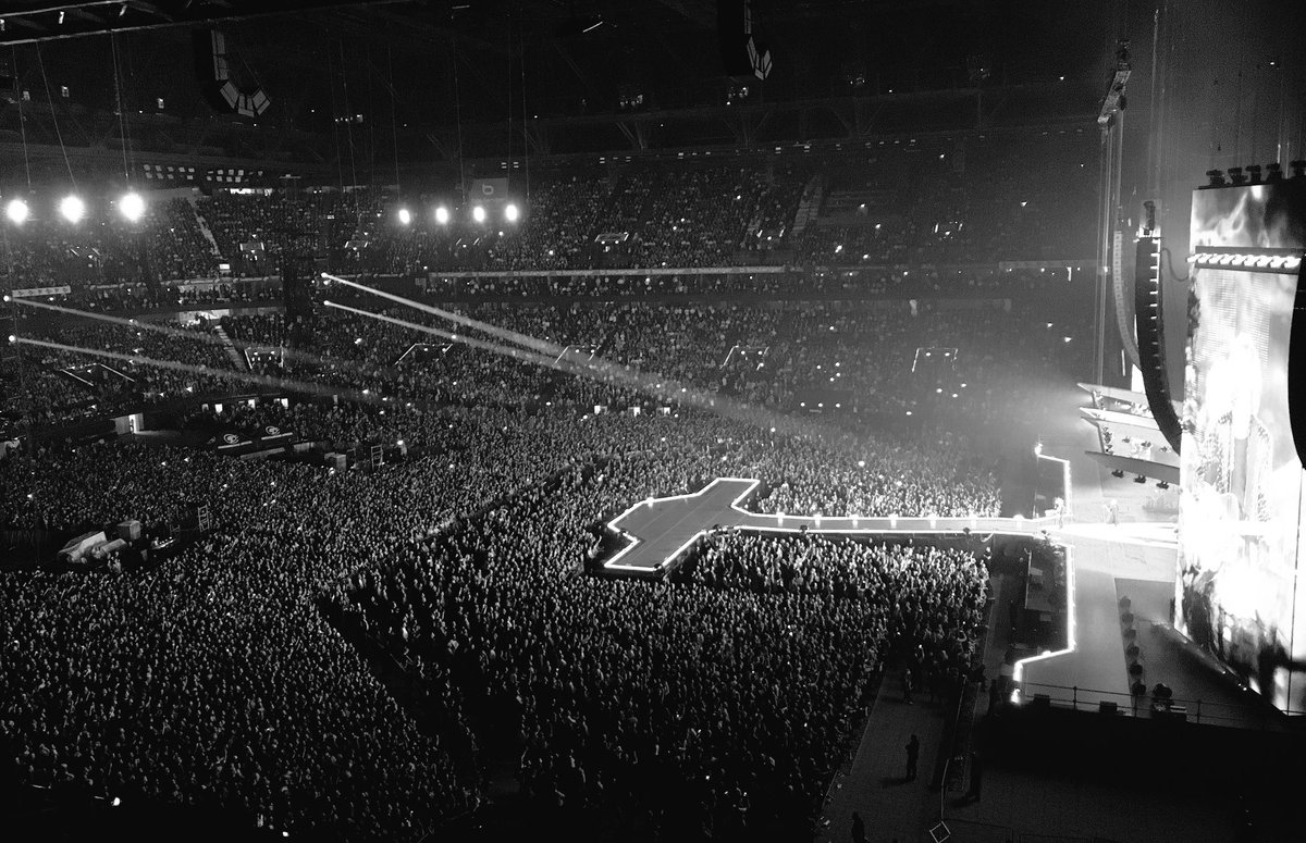 BaptMobile's tweet photo. Lancement 🚀 mythique pour la @UArena #StonesNoFilter 🎸 Hâte d'y voir jouer le @StadeToulousain le we du 22/12 🏉🔴⚫️ https://t.co/elHrXb0Up0