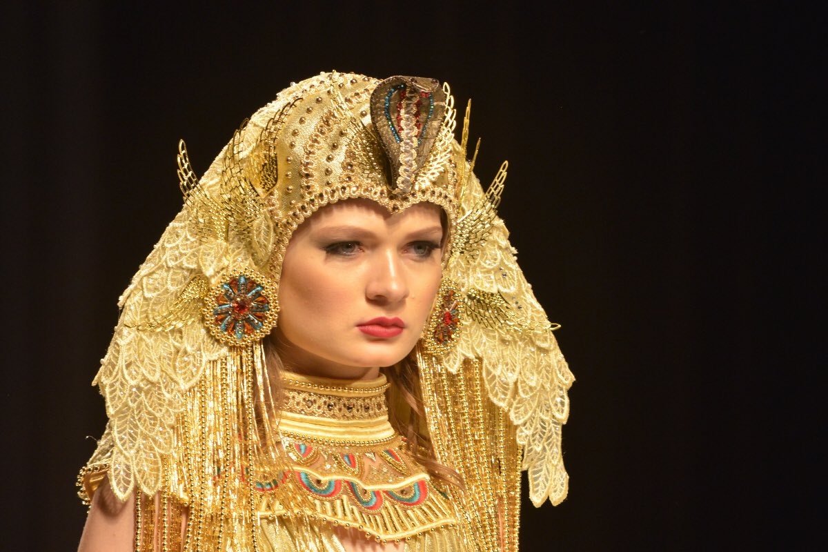 AbeerDarwiche's tweet photo. #fashion #johnnyfadlallah #samanthfadlallah #lipsmanagement #fsbeirut #fashiondesigner #syria #runway #abeerdarwiche #nikond810 @fsbeirut https://t.co/VxtxCI6PwX