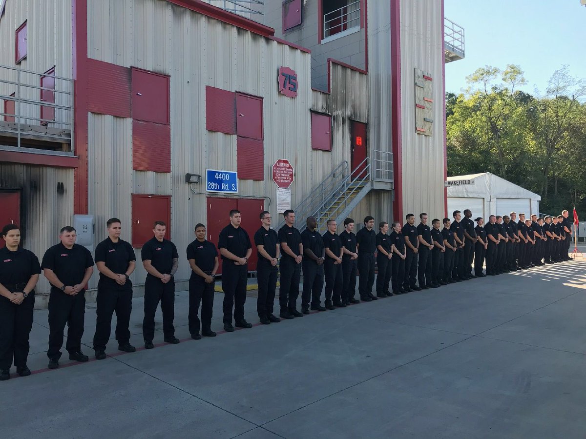 ArlingtonVaFD's tweet image. Yesterday, our recruits did their first set of LODD push-ups in memory of those who have made the ultimate sacrifice #firstassignment #RC75