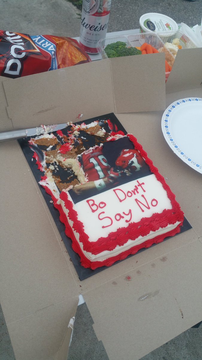 captaintee's tweet photo. @newfiehun Speaking of... this was at a tailgate at THF 😍 pretty cool I thought 👌 #BoCake. For real. https://t.co/57qKKczhdy