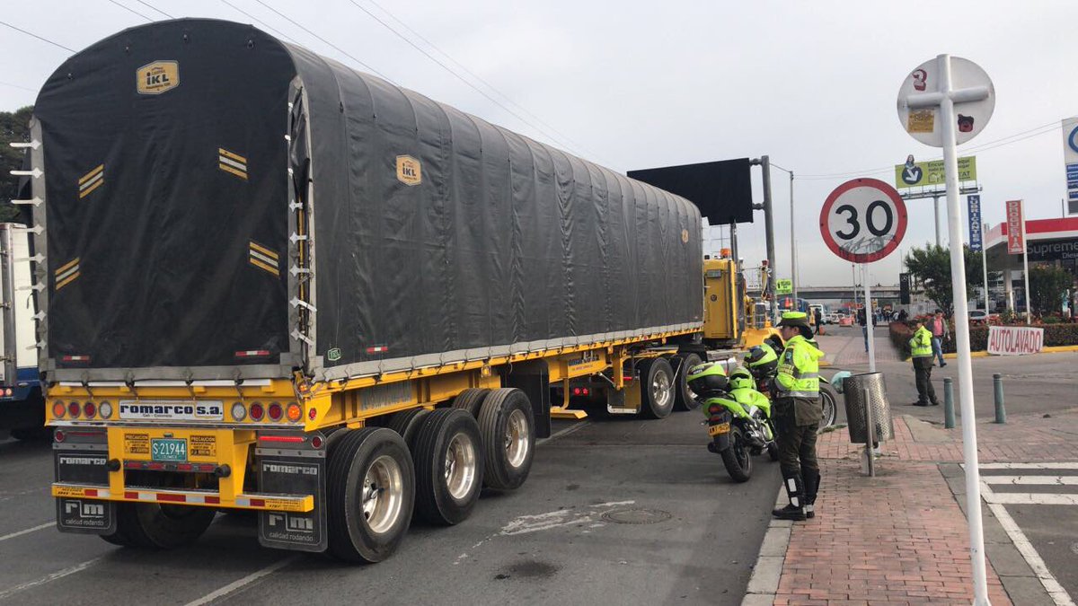 SectorMovilidad's tweet image. 📢 No olvides revisar la restricción de #PicoYPlaca antes de salir. Hoy en Autonorte registramos: 

📋16 comparendos a 🚘 
📋8 comparendos a 🚚