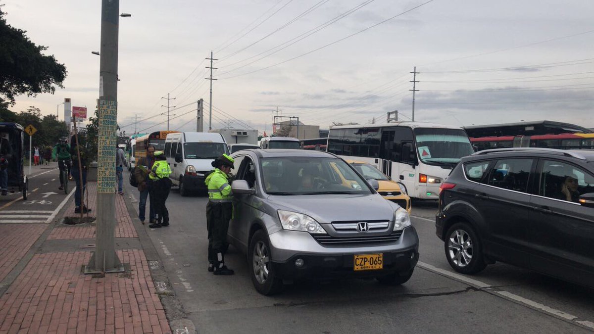 SectorMovilidad's tweet image. 📢 No olvides revisar la restricción de #PicoYPlaca antes de salir. Hoy en Autonorte registramos: 

📋16 comparendos a 🚘 
📋8 comparendos a 🚚