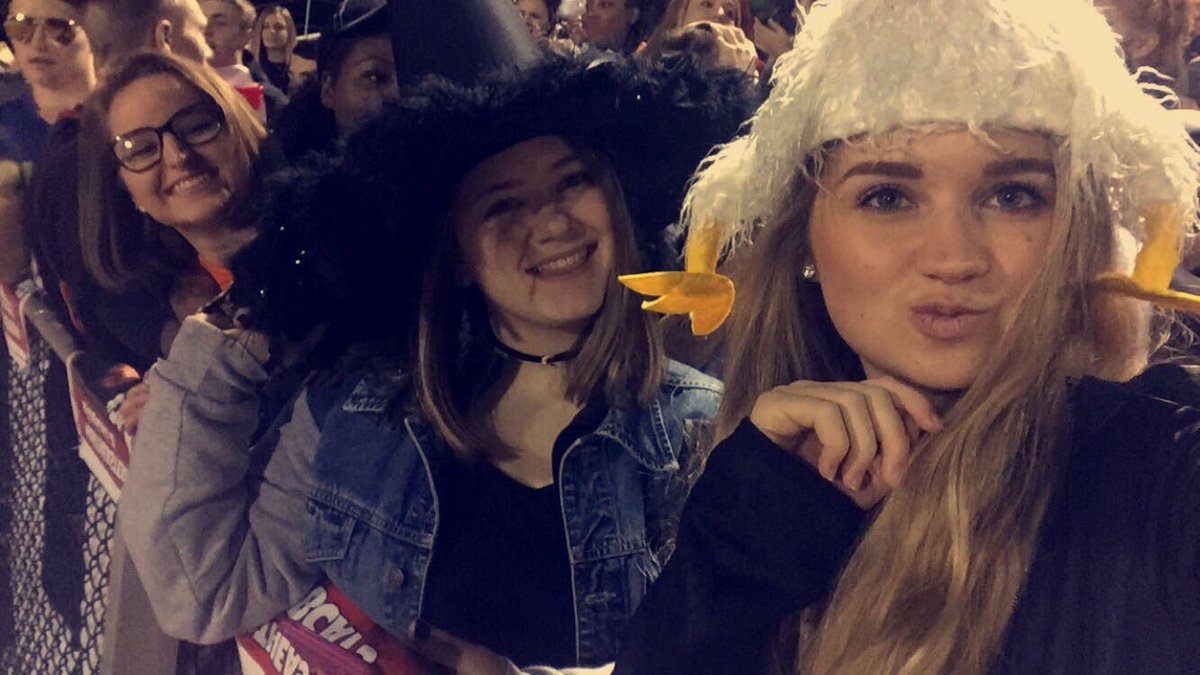 OliiviaMarie's tweet photo. Happy bday bread, wouldn't wanna do dumb things with any one but you 💘🎊 https://t.co/eYMRbQrKpr