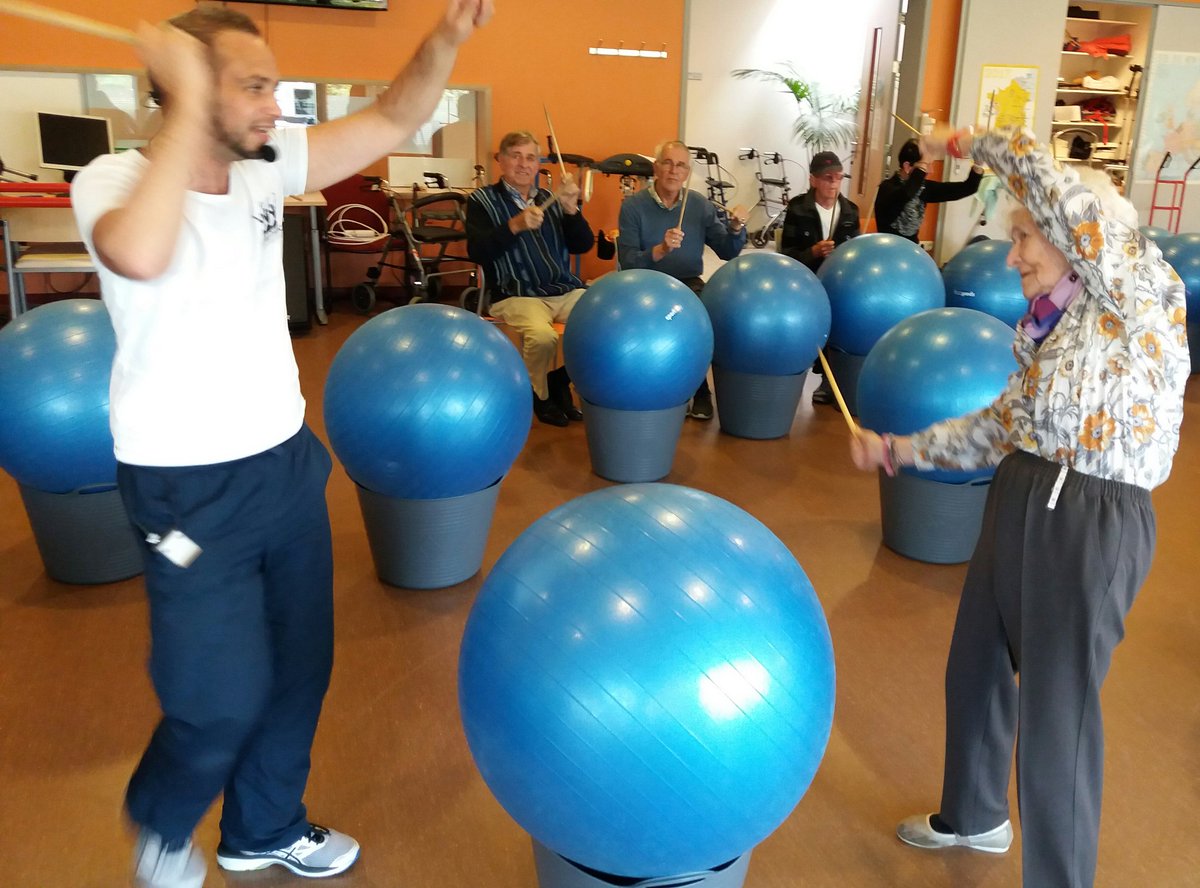 Dansen en drummen op 98- jarige leeftijd is mogelijk! Dat bewees vanmiddag deze bewoonster van Sonnevanck <a href="/znwv/">Zorggroep NW-Veluwe</a>  samen met @drumbledance!