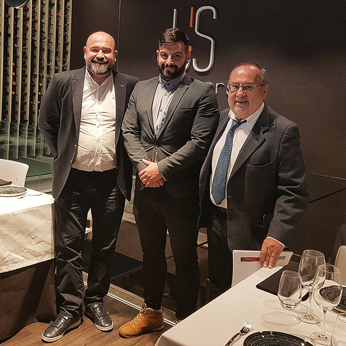 GastroLenvers's tweet photo. Encantados de recibir la visita de @AS_relano y @matallanas en Gastrobar L’Envers. Ha sido un placer. ¡Os esperamos pronto amigos! https://t.co/F3UgJVgt79
