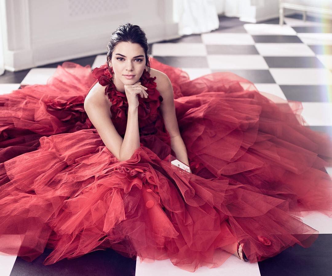 yourwiIdcherry's tweet photo. Kendall’s Instagram: “it's that time of year again ❤️🎄✨ #Estee_Model @esteelauder” https://t.co/xCN71Ga8cR