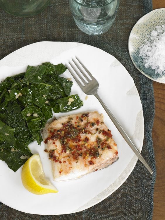 BetterYouHF's tweet image. #BetterYouHF recipe of the day! Looking for something exciting and tasty for dinner? Look no further! Red Pepper Fish with Lemon-Garlic Kale