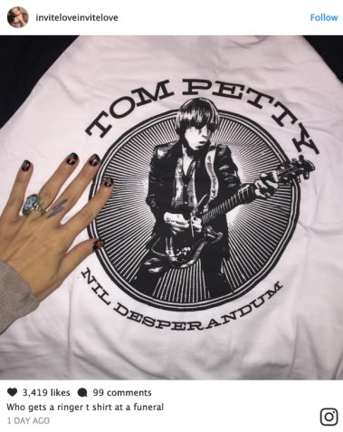 printpromo_mktg's tweet photo. Tom Petty's funeral included a T-shirt giveaway to attendees: https://t.co/jNOATXjAev https://t.co/5j0DZMUiw5