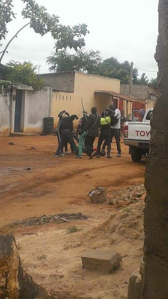 SyCombey's tweet photo. Pourquoi la présence d'hommes encagoulés à Lomé qui tabassent les passants et n'inquiète pas le gouvernement togolais ? #tginfo #team228 https://t.co/uF3x38UtJQ