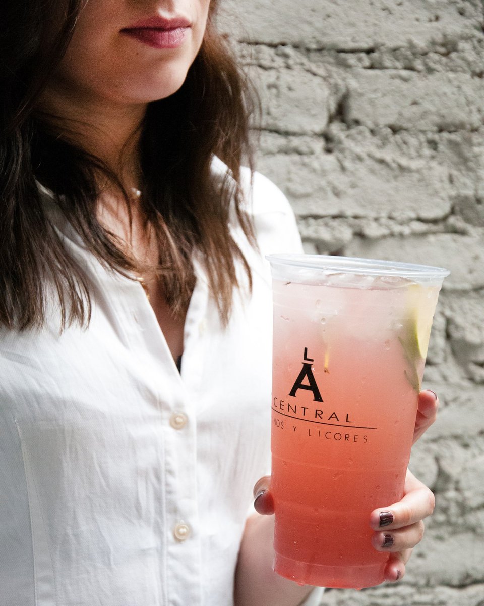 Para alegrarte la tarde, te espera un Tom Collins hecho con gin y arándano en #LaCentralVinosyLicores🍹 #MercadoMexico #ColoniaAmericana