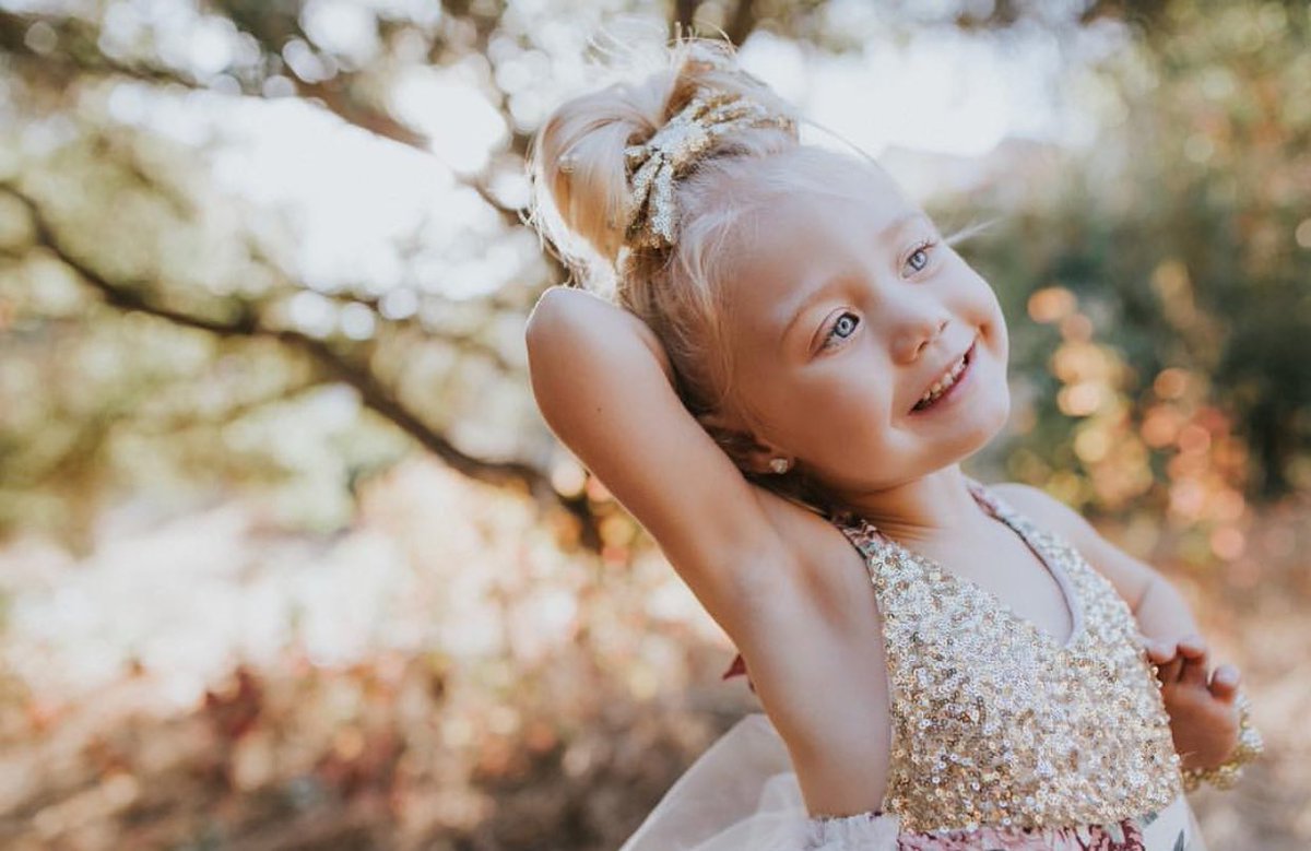 Niña busca gente maja que la adopte, un rt y te doy una flor del parque. 
❀