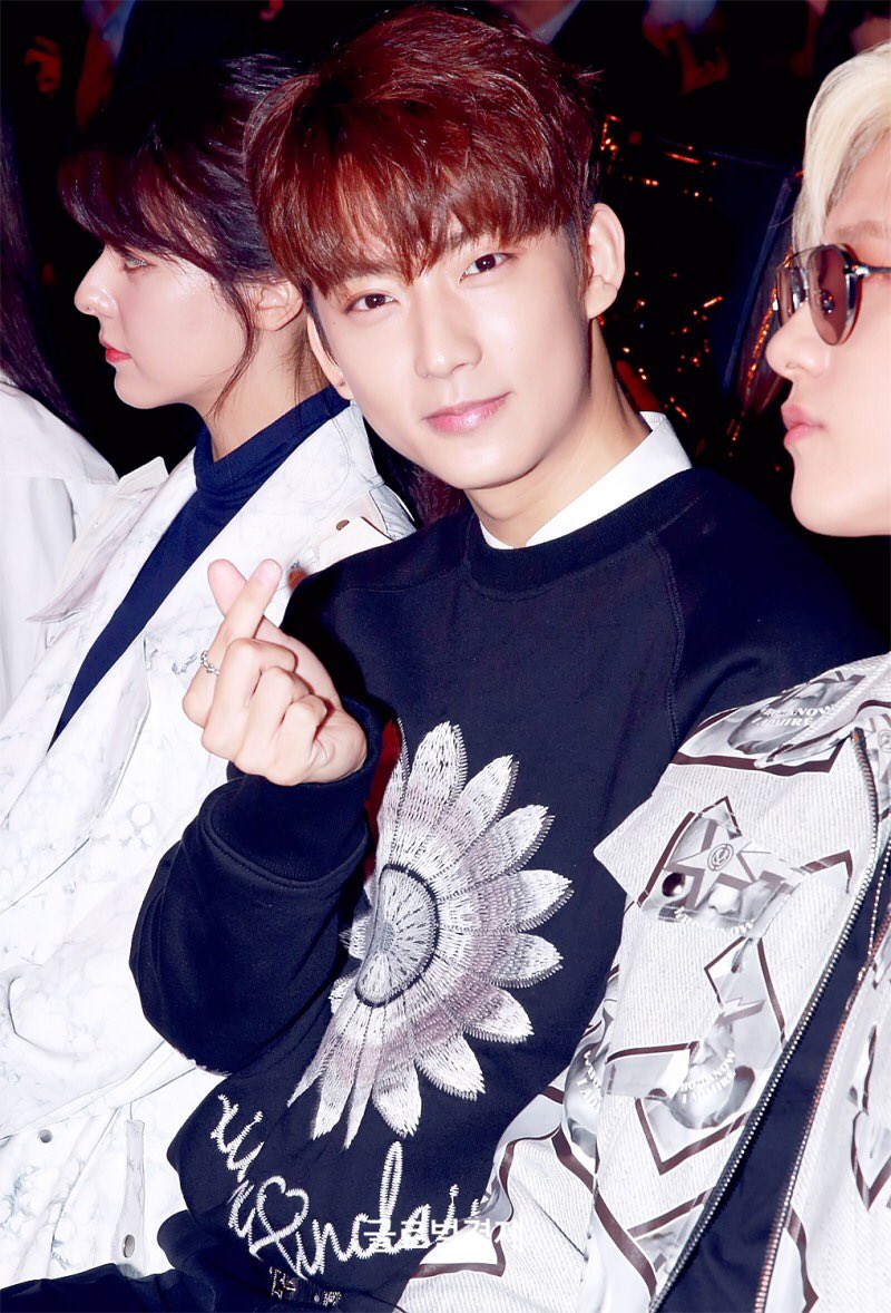 [PRESS][4P] 171019 #B1A4 CNU &amp; Gongchan at the '2018 S/S HERA Seoul Fashion Week' for 'NAVER SHOW' Collection #Rollin (2)