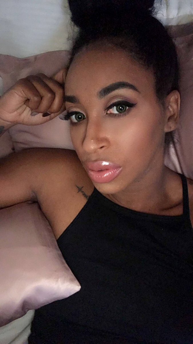 shekiarenea's tweet photo. Just because I never post forward facing pictures 🤷🏽♀️🙃.. #makeuponpointtho https://t.co/B482lYEu7v