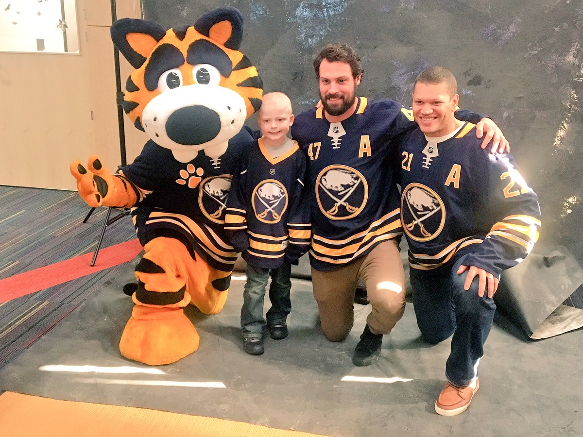 LaurenHall's tweet photo. At @RoswellPark today with the @BuffaloSabres for #FlashesOfHope day with some @CourageofCarly kids 💙💛 #hockeyfightscancer https://t.co/zew2MuTd5W