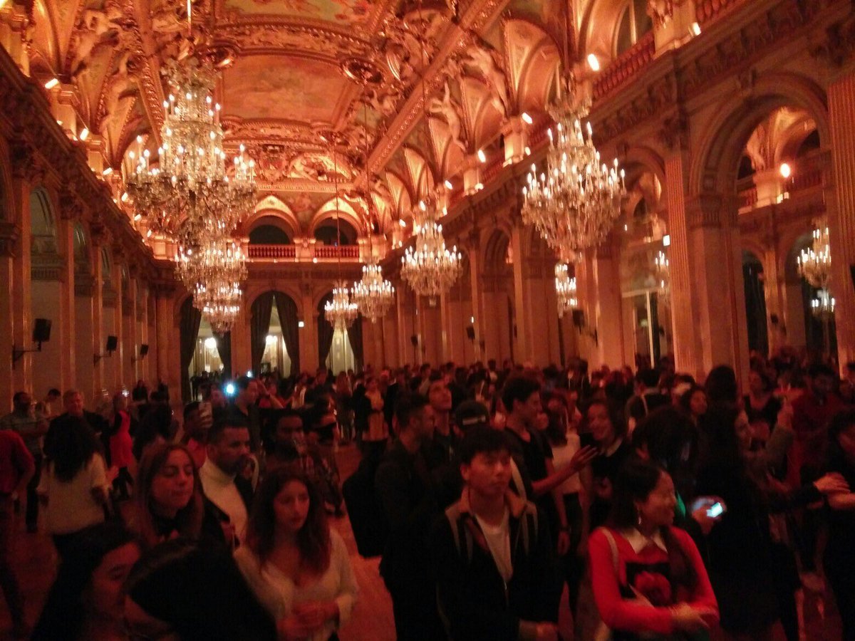 Ce soir c'est la #nuitdesetudiantsdumonde. Le <a href="/CrousParis/">Crous de Paris</a> au côté de @paris pour l'accueil de tous les étudiants, d'ici et d'ailleurs.