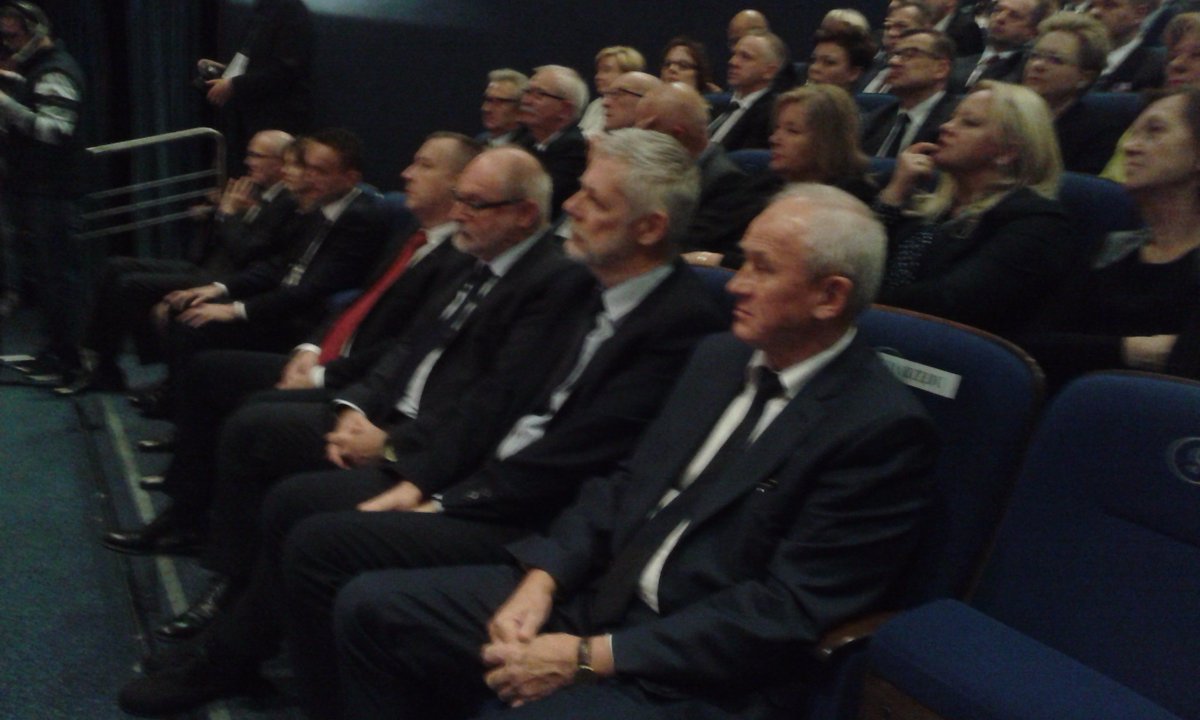 MAPGOVPL's tweet photo. Min. #Tchórzewski podczas #OSG2017 bierze udział w gali wręczenia nagród "Bursztyn Polskiej Gospodarki" https://t.co/pz1jUdc40m