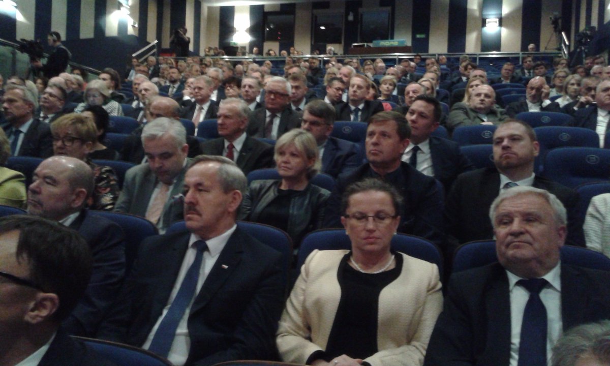 MAPGOVPL's tweet photo. Min. #Tchórzewski podczas #OSG2017 bierze udział w gali wręczenia nagród "Bursztyn Polskiej Gospodarki" https://t.co/pz1jUdc40m