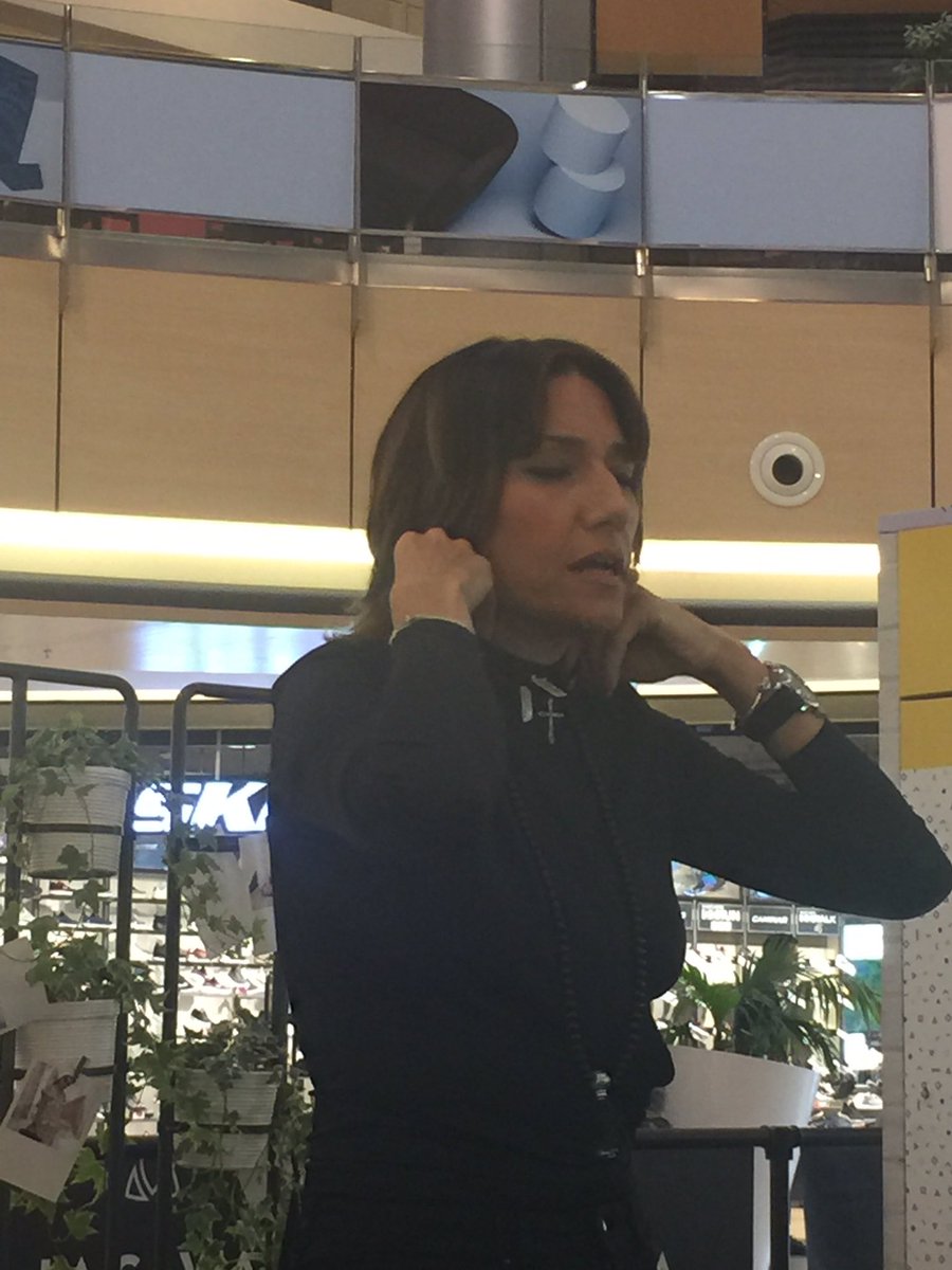 THOMASSABO_ES's tweet photo. Ahora masterclass de @THOMASSABO Tipo de pendientes en función de nuestro rostro @CCLaGavia https://t.co/kKR9bpLkMi
