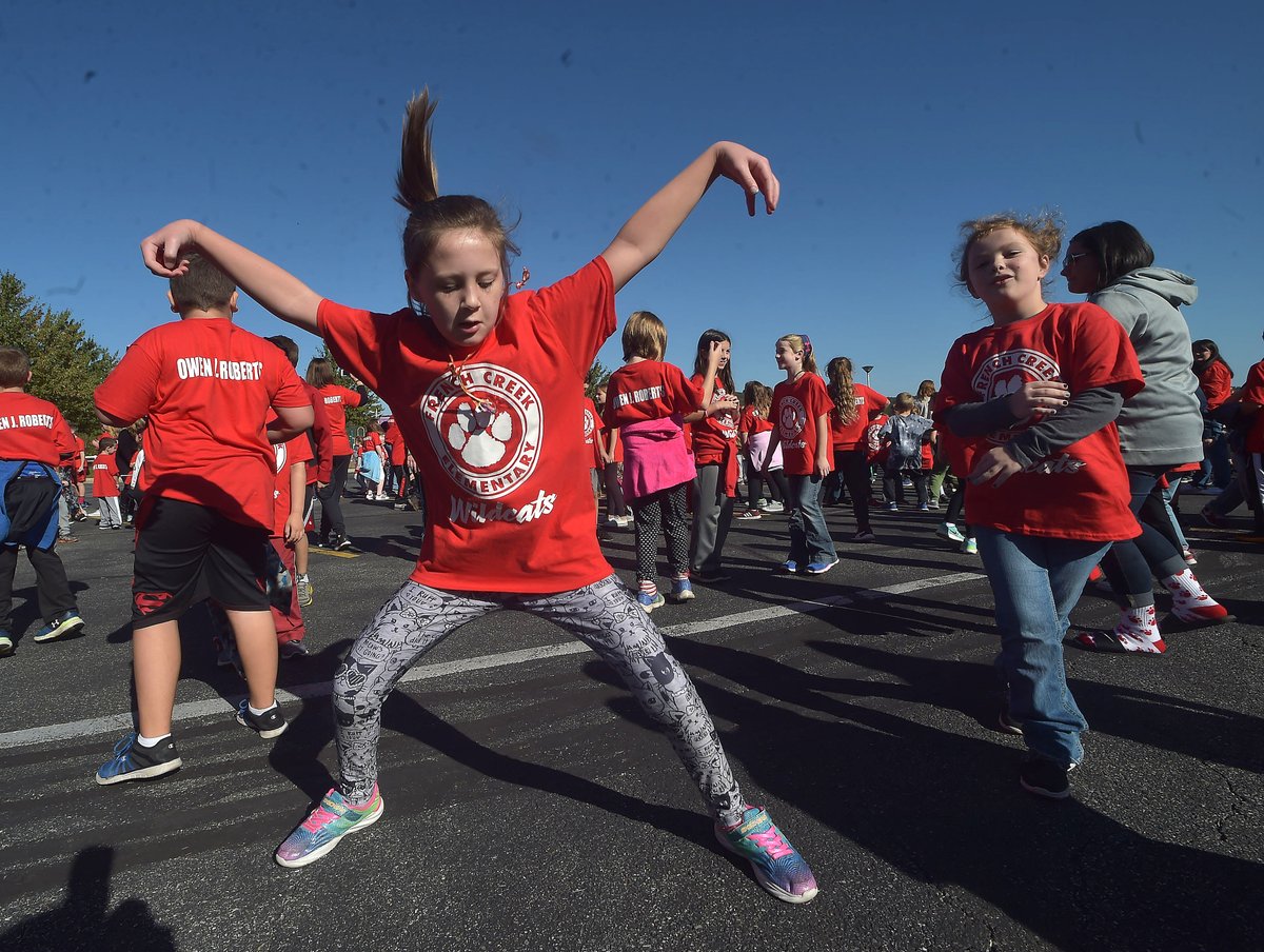 Photos: #OJR students took over 2.7 million steps in 30 minutes. bit.ly/2zn92Nt