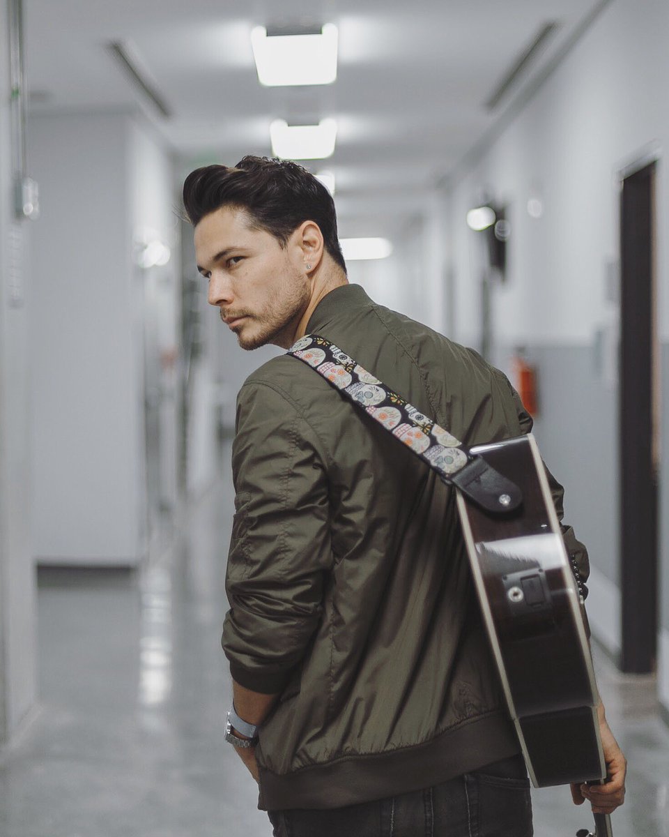 soyjuansolo's tweet photo. Mañana sale nuestro “Capítulo 1”. Dando click a esta liga (https://t.co/qlw3qvwLpA) te aseguras de escuchalo en cuanto salga. No lo pienses. https://t.co/Jd0GZwjOGP