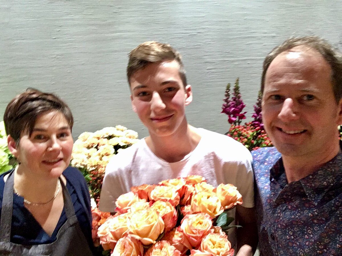 DomusFlorum's tweet photo. Daan was vandaag onze florist voor 1dag dankzij #YOUCA #YoucaActionDay #bedanktvoorjeinzet https://t.co/K8iGEcf9br