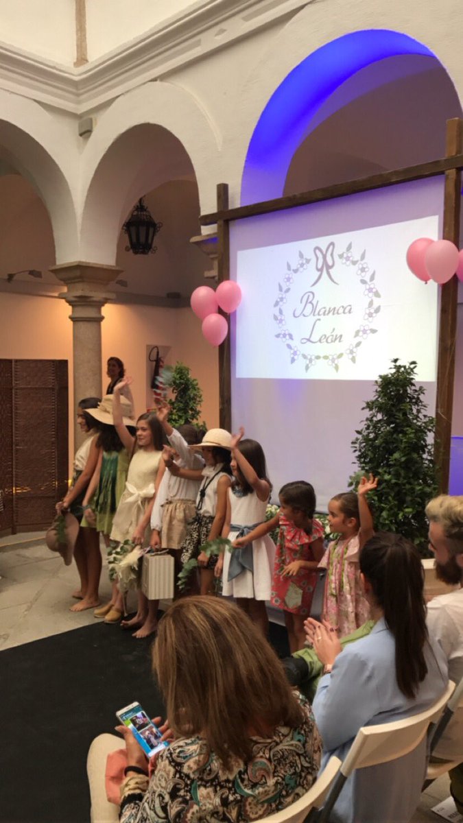 almamaterevent's tweet photo. Broche final con la #pasarela de hoy en el #evento de @e_avante #marcasextremeñas #extremaduraestademoda #moda https://t.co/7il8rY1xEJ