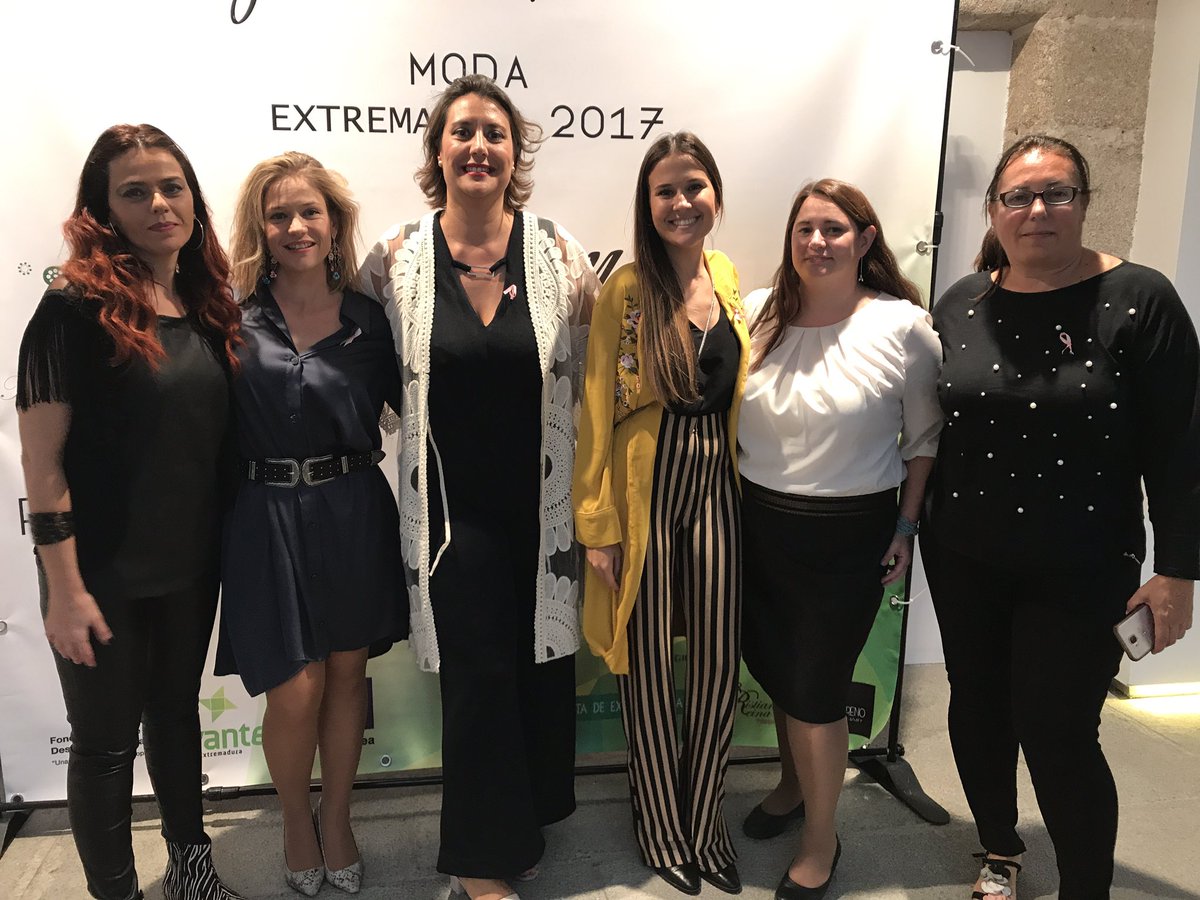 almamaterevent's tweet photo. Broche final con la #pasarela de hoy en el #evento de @e_avante #marcasextremeñas #extremaduraestademoda #moda https://t.co/7il8rY1xEJ