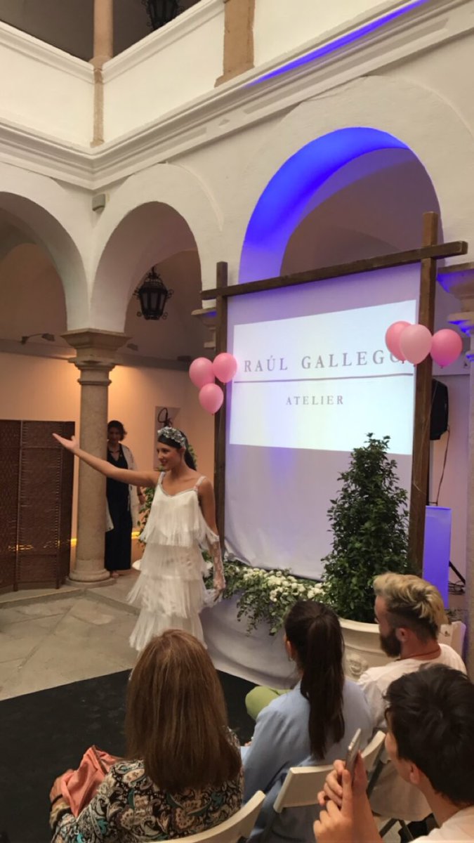 almamaterevent's tweet photo. Broche final con la #pasarela de hoy en el #evento de @e_avante #marcasextremeñas #extremaduraestademoda #moda https://t.co/7il8rY1xEJ