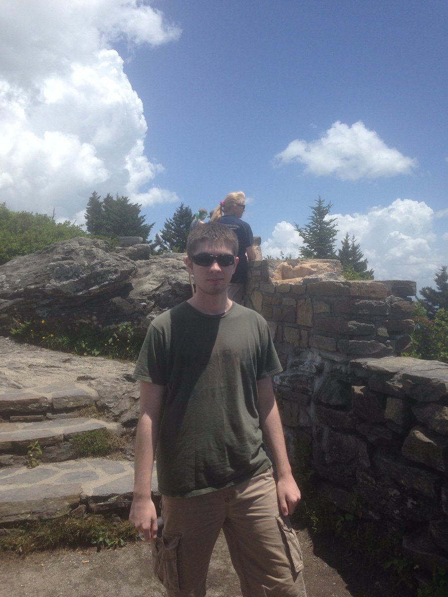 svarhola tweet picture