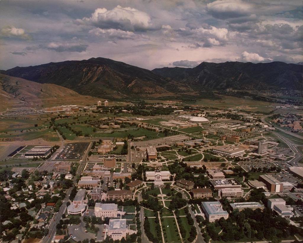 UofU_Views's tweet photo. A birds-eye view of the U back in 1977. 🦅 #40yearsago #tbt
•
#UofUtbt #UofU #universityofutah #backintheday @marri… https://t.co/9M4tkMzpJ9 https://t.co/041CkPX4eI