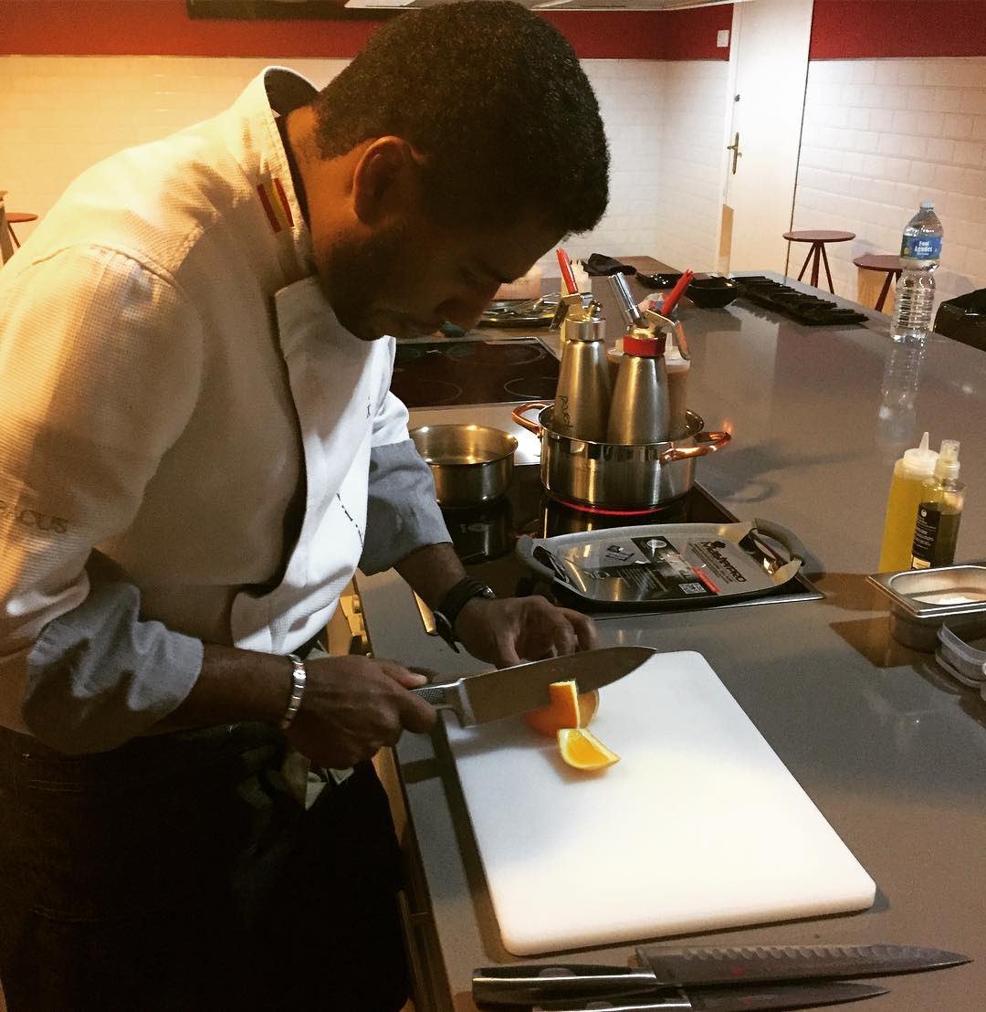 Esto ya huele 😋 Empieza el #SecretTasting en <a href="/skitxbcn/">Skitx Barcelona</a> con <a href="/AlexClavijoChef/">Alex Clavijo Aguiño</a>. 🔝