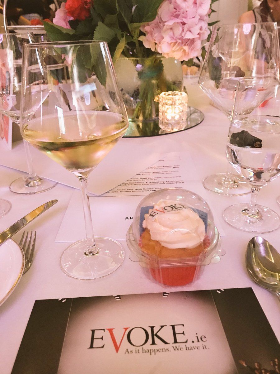 3 Limerick ladies left the rainy school run to catch the train to Dublin &amp; now we’re enjoying cupcakes, cocktails &amp; fashion! #spoilt #Evoke