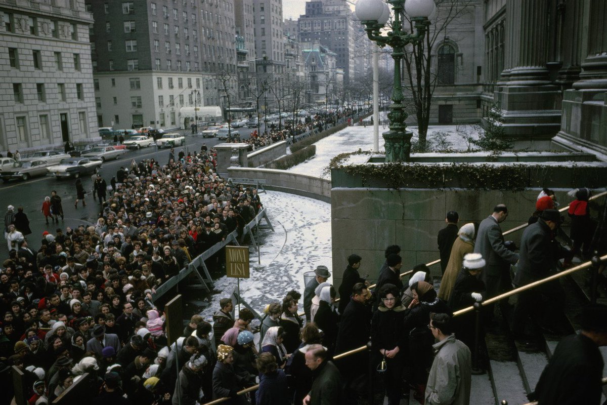 metmuseum's tweet photo. In 1963 crowds lined up for blocks to view “The Mona Lisa,” on loan from France. #TBT https://t.co/qEJkhj7JZ8