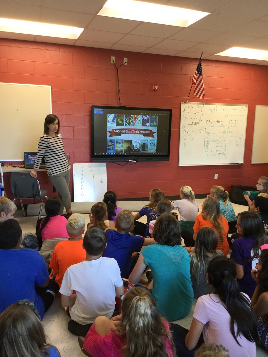 Ms_Pattonbeu's tweet photo. Learning about Mark Twain nominees! #buttonmakers #soexcited #Competition @ErikaFitchBEU @BeulahRalphElem https://t.co/5Hx0BXCbc8