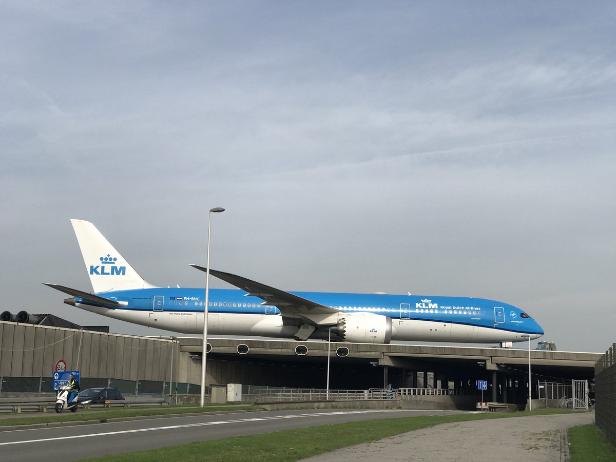 PH-BHC ‘Sunflower’ KLM 787-9 at Schiphol today. This was the first 787 that was delivered to KLM🛫