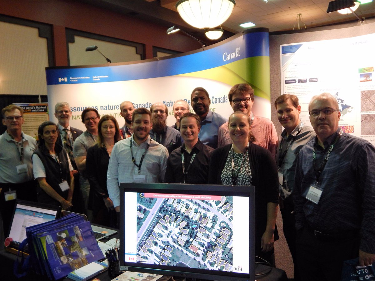 karenbronsard's tweet image. Bravo à toute l'équipe qui a si bien représenté #GeoBase @visiongeo2017 tant par vos présentations, travail au kiosque et présence!